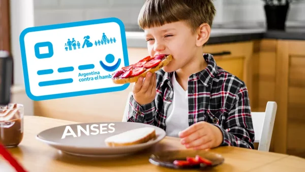 Niño con la Tarjeta Alimentar de Anses