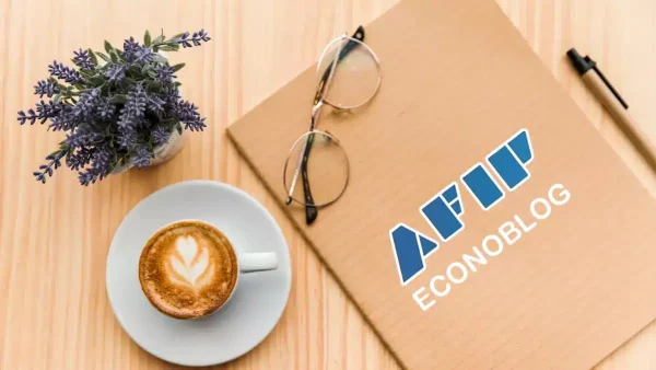 Cuaderno con logo de AFIP y café