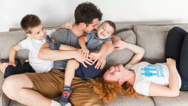 Familia del SUAF con remera de Anses