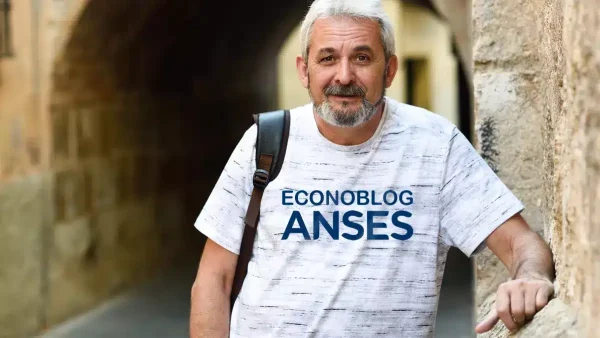 Hombre con remera de Anses