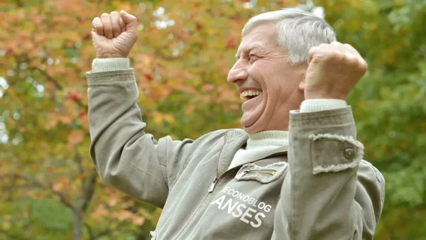 Jubilado de la Anses feliz