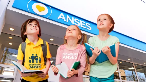 Niños de la AUH felices frente a oficina de Anses