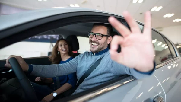 Conductor feliz en su auto