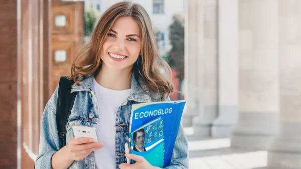 Estudiante con libro de Becas Manuel Belgrano