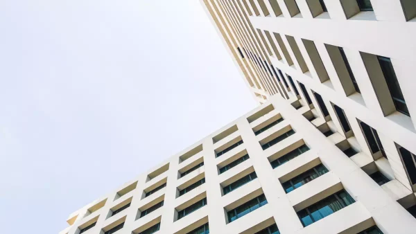 Ventanas de edificios con cielo