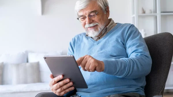 Jubilado leyendo en una tablet