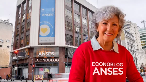 Jubilada en frente de la oficina de la Anses