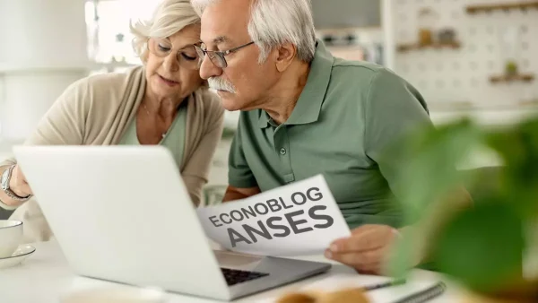 Jubilados de la Anses leyendo en la notebook