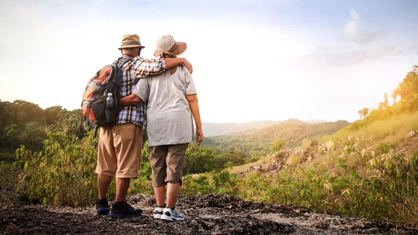 Jubilados disfrutando de un viaje de turismo