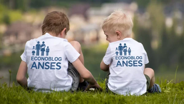 Nenes con remera de la AUH de Anses