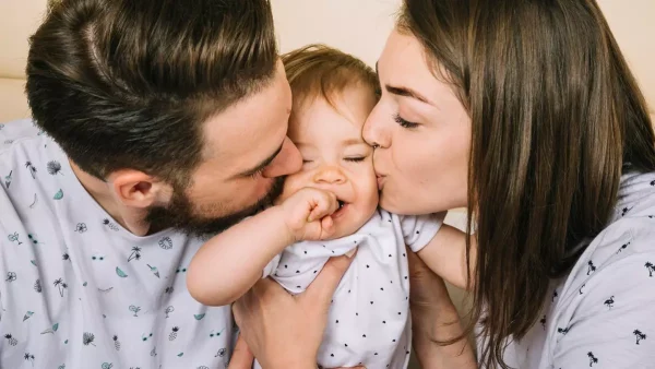 Papá y mamá con su bebé