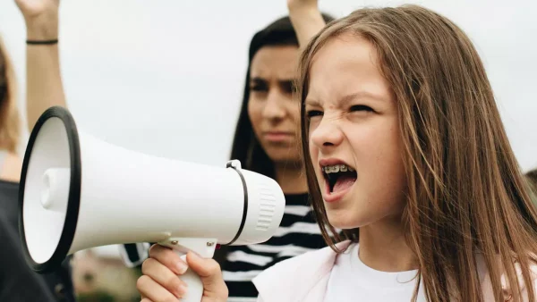 Niña en una protesta