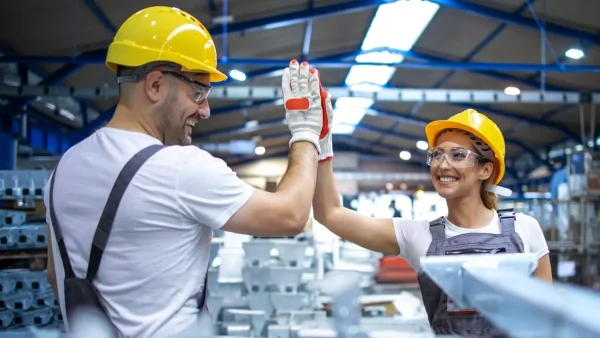 Trabajadores felices en su puesto de trabajo