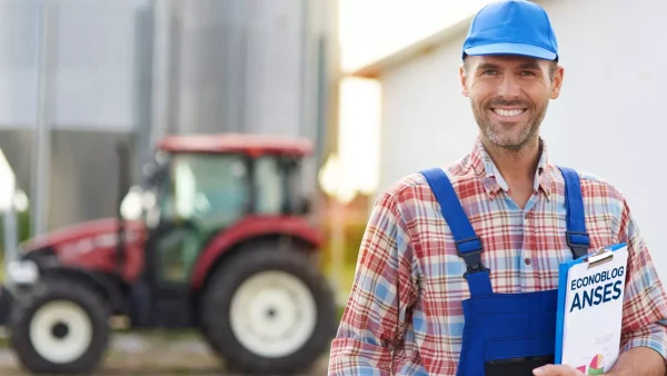 Trabajador agrario con carpeta de Anses