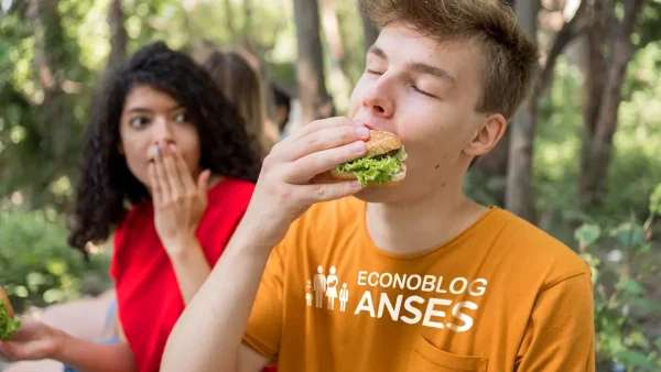 Joven de la AUH con remera de Anses