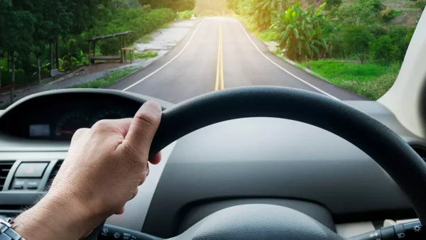 Conduciendo un auto en la ruta