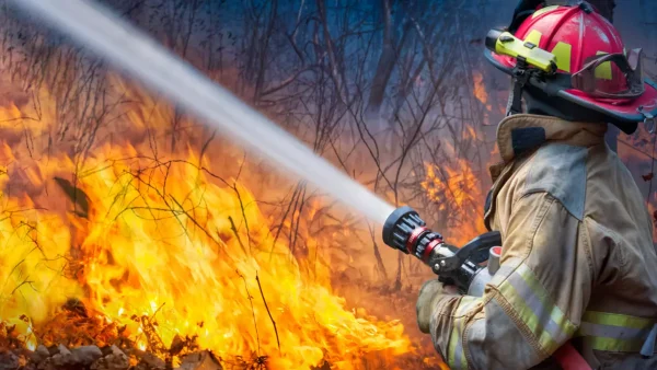 Bombero apagando un incendio