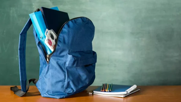 Mochila en la mesa de un colegio