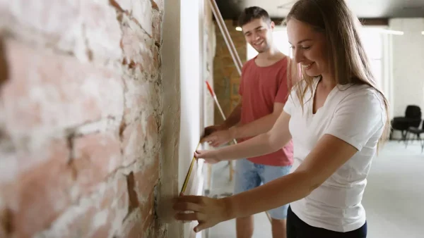 Pareja construyendo su vivienda