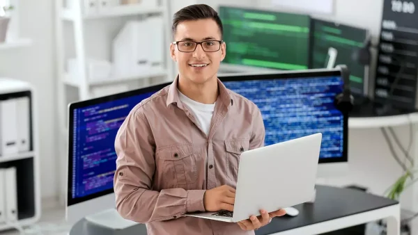 Joven programando con su computadora