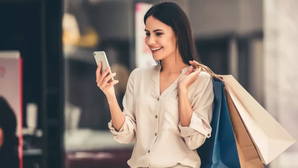 Mujer comprando en un shopping