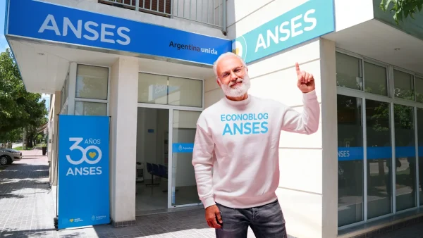 Jubilado parado en la oficina de Anses