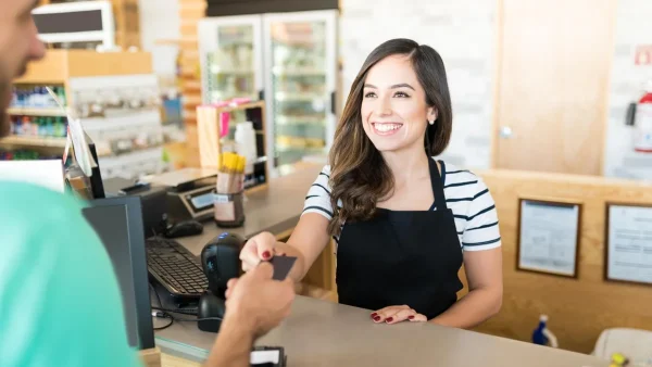 Empleada de comercio en la caja de un supermercado