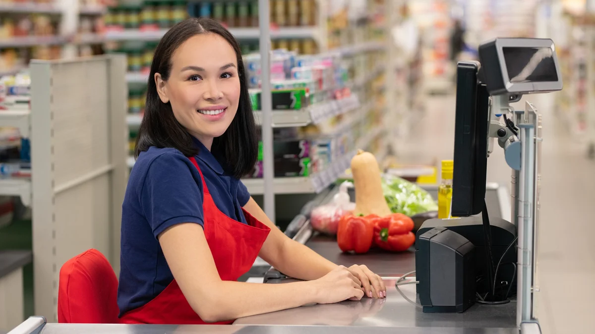 Empleado de comercio en supermercado
