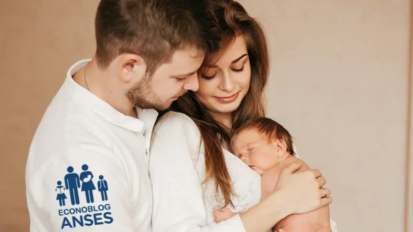 Familia de la AUH con bebe y remera de Anses