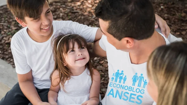 Familia de AUH Y SUAF con remera de Anses