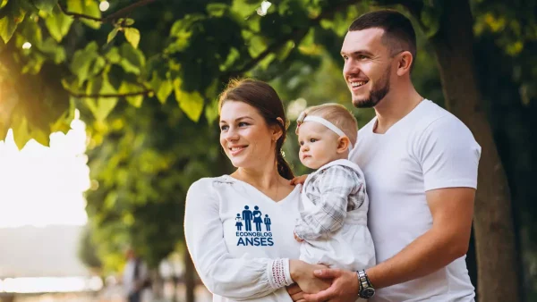 Familia de AUH riendo con remera de Anses