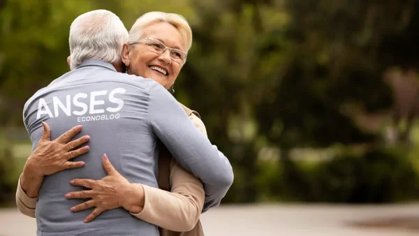 Jubilados de Anses abrazados