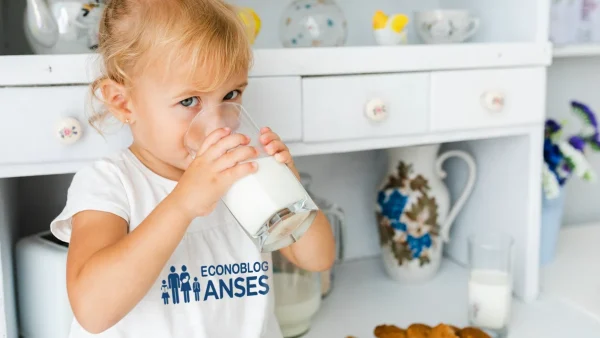 Titular de AUH de Anses tomando leche