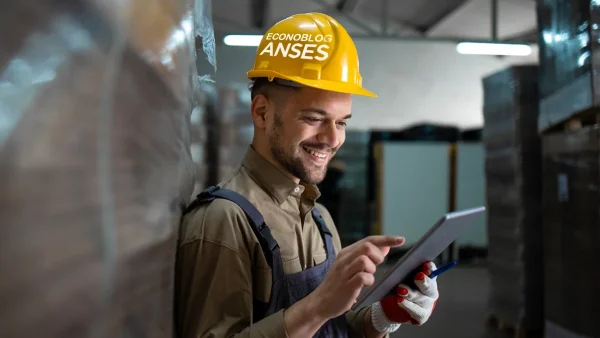 Trabajador con casco de Anses