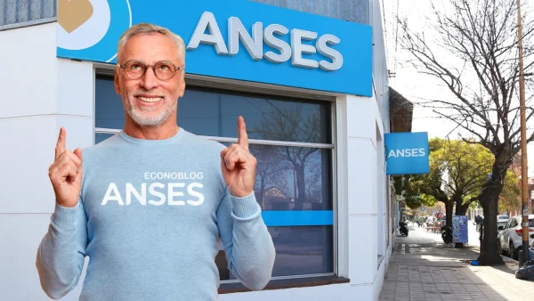 Jubilado contento en oficina de Anses