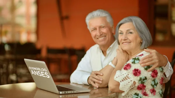 Jubilado de Anses con computadora