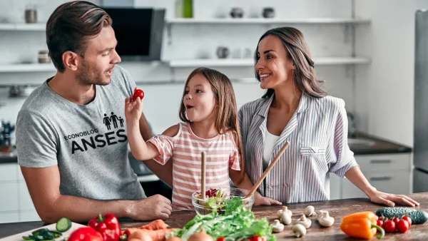 Familia del SUAF con remera de Anses