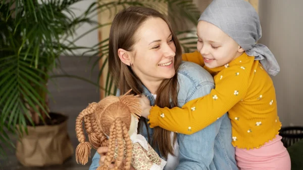 Madre con hija con cáncer