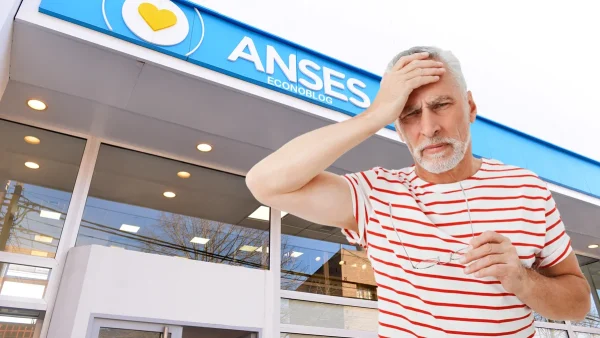 Jubilado triste en la oficina de Anses