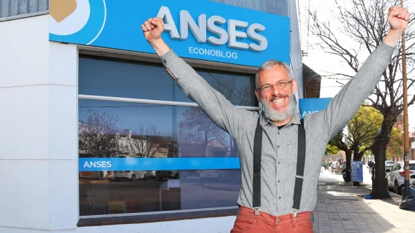 Jubilado contento en oficina de Anses