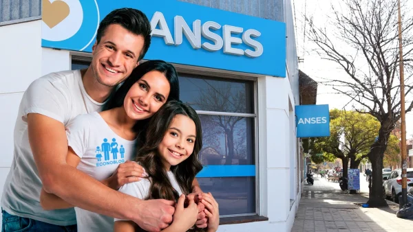 Familia de la AUH en oficina de Anses