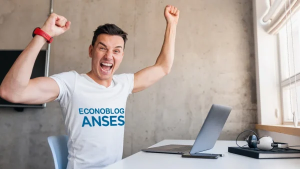 Trabajador feliz con remera de Anses