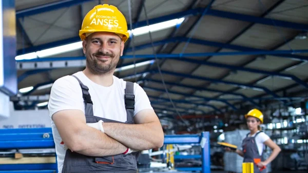 Trabajador con casco de Anses