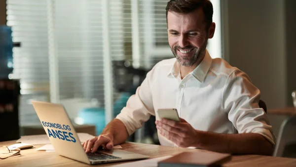 Trabajador con computadora de Anses