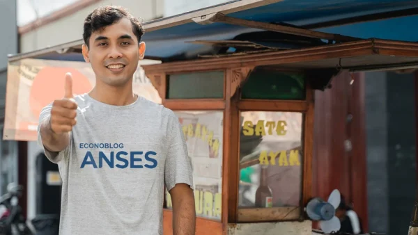 Trabajador informal con remera de Anses