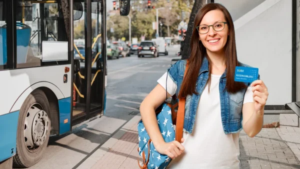 Estudiante con la Tarjeta SUBE en su mano