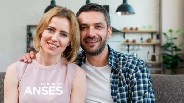 Pareja joven con remera de Anses