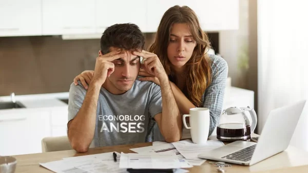 Pareja preocupada con remera de Anses