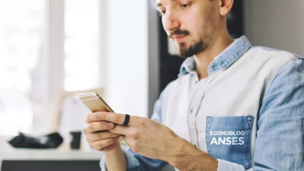 Trabajador informal con celular y camisa de Anses