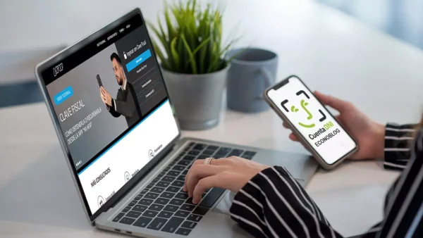 Página de la AFIP y celular con Cuenta DNI